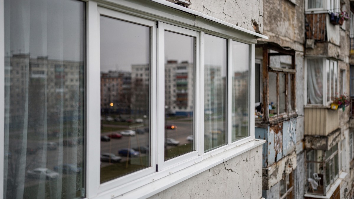 французское остекление балкона с видом на город