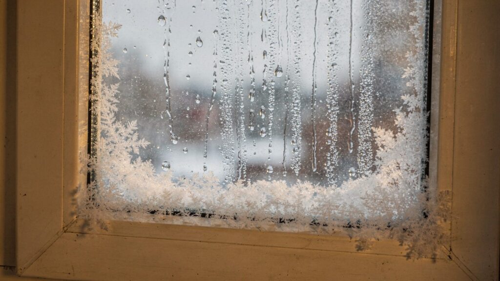 конденсат на окнах зимой