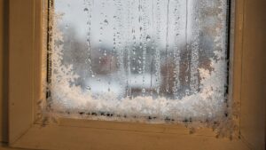 Конденсат на окнах зимой в Ярославле: 5 причин и что с этим делать