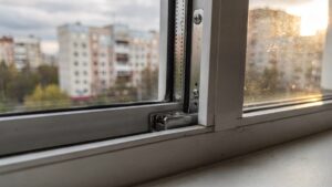 Окно в трёшку в Ярославле: сколько стоит замена с монтажом в 2026 году
