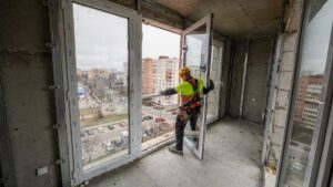 Панорамное остекление лоджии в Ярославле: технология и нюансы