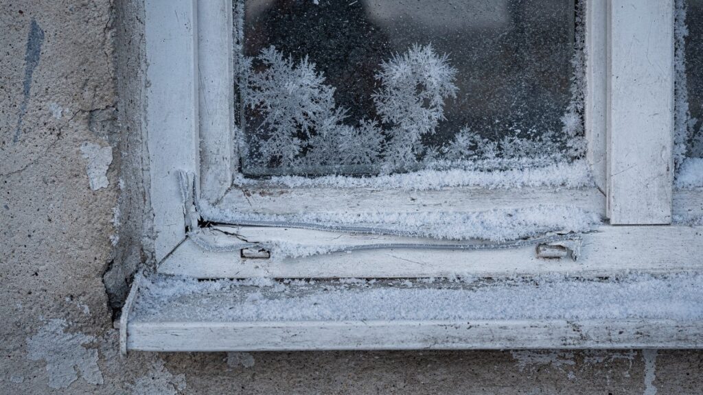 промерзает пластиковое окно