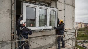 Вынос балкона с остеклением в Ярославской области: законно ли и сколько стоит