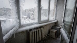 Холодное остекление балкона в Рыбинске: стоит ли или сразу тёплое