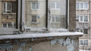Конденсат на окнах в панельных домах Ленинского района Ярославля: почему чаще и что делать