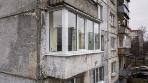 Остекление балкона в Рыбинске: что выбрать для хрущёвки серии 90