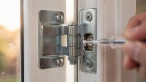 Смазка фурнитуры окон в Рыбинске: почему нужна и как делать правильно