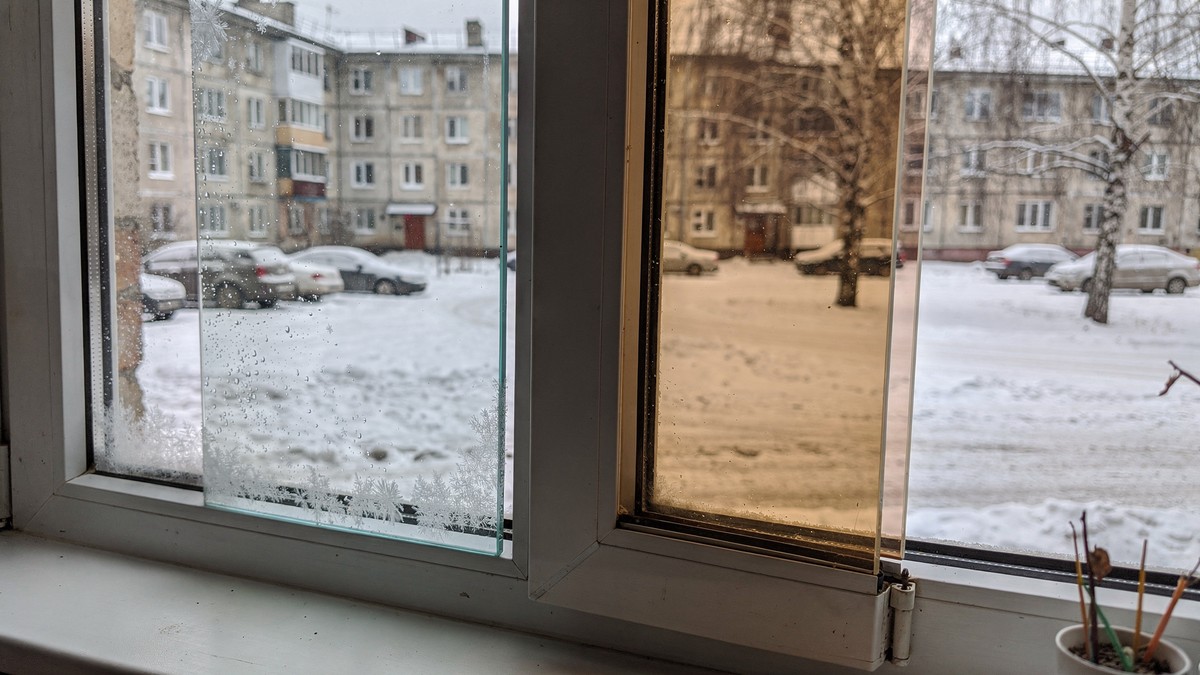 Сравнение старого однокамерного и нового двухкамерного стеклопакета с И-стеклом рядом на подоконнике