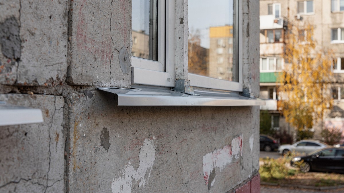 Установленный отлив с правильным вылетом на панельном доме в микрорайоне Скоморохова Гора