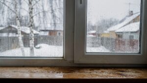 Запотевают окна в частном доме под Ярославлем: вентиляция или окна виноваты